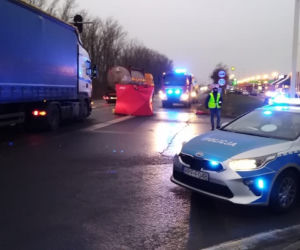 Kutno: Tragiczny wypadek na ul. Sklęczkowskiej. TIR potrącił śmiertelnie kobietę