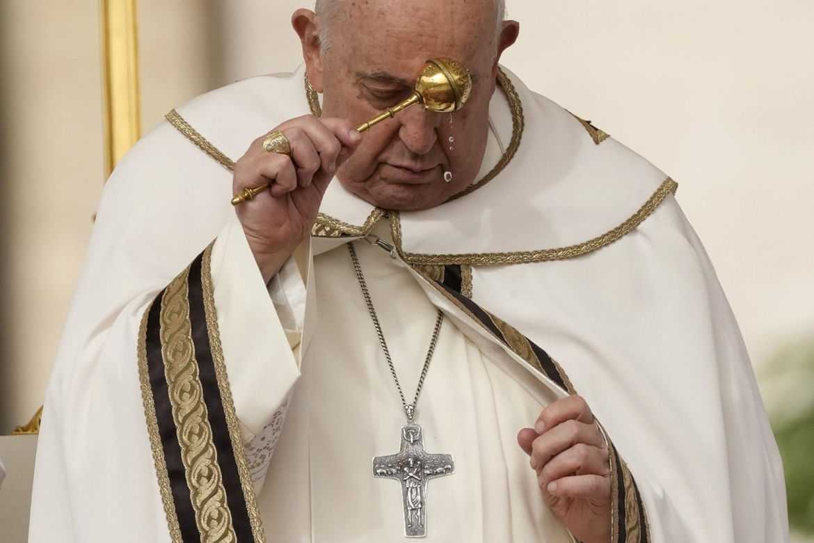 Groźny incydent z udziałem papieża! Wielki Jezus runął na ziemię