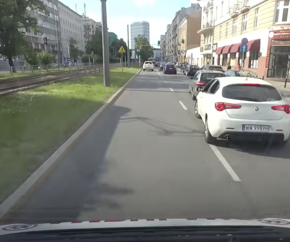 Przejazd karetki przez Warszawę