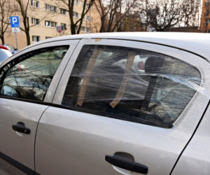 Szli i niszczyli auta 