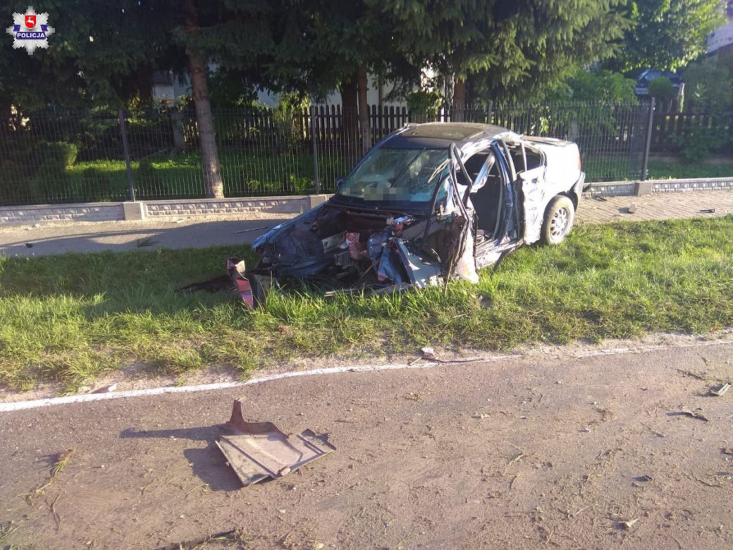 Przerażający wypadek: 27-LATEK NIE ŻYJE! Zmasakrowany samochód