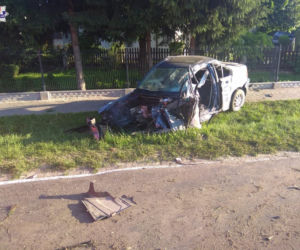 Przerażający wypadek: 27-LATEK NIE ŻYJE! Zmasakrowany samochód