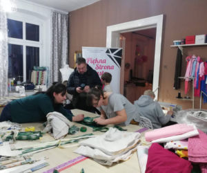 Bytom: Dają życie starym ubraniom i przerabiają je... na materiałowe torby, które zastąpią foliówki