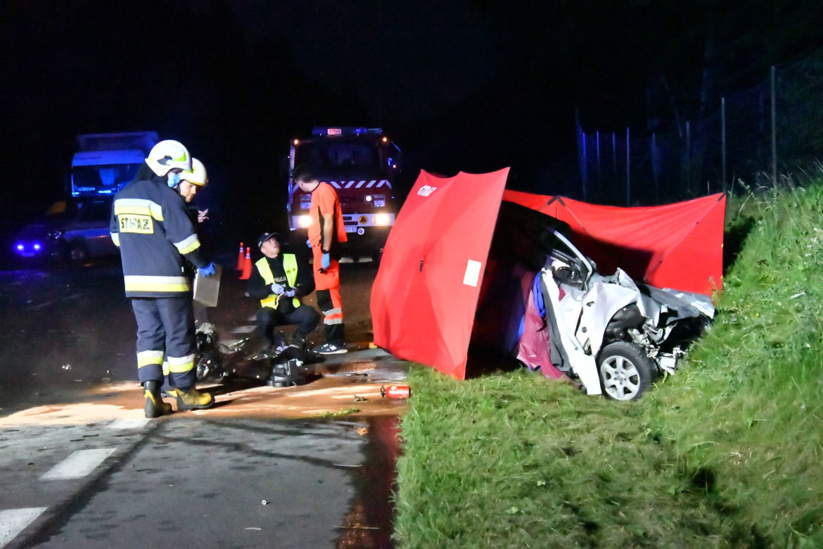 Koszmarny wypadek na DK3. Auto odbijało się od TIR-ów jak resorak. Kierowca zmasakrowany [FOTO]