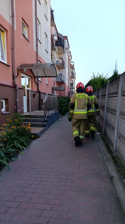 Niewiarygodne! 22-latek skoczył z drugiego piętra i uciekł do mieszkania. Co się stało w Siedlcach?