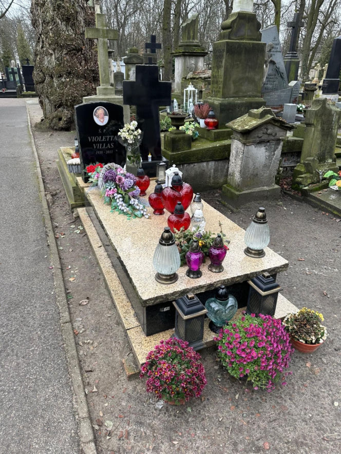 Tak wygląda grób Violetty Villas. Szok, co się na nim znalazło