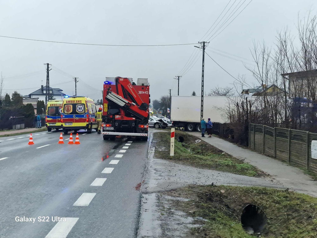 W karambolu na DK2 uczestniczyła ciężarówka i pięć aut osobowych