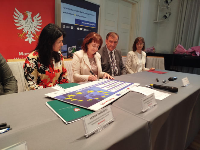 Dwie lokalne inwestycje z wysokim wsparciem unijnym. Umowy na budowę wiaduktu warszawskiego w Siedlcach i rozwój bioróżnorodności w Mrozach – już podpisane!