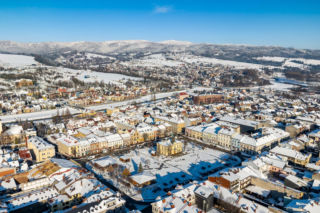 Odkryj przepiękne miasto w Polsce. Niedoceniane, a zapierające dech w piersiach. Odkryj Nowy Targ 