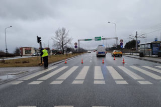 22-latek szedł z komórką w ręku, uderzyło w niego auto. Straszny wypadek na Pabianickiej w Łodzi