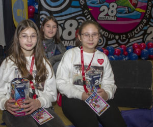 Wolontariat uczy wrażliwości, małolaty w WOŚP