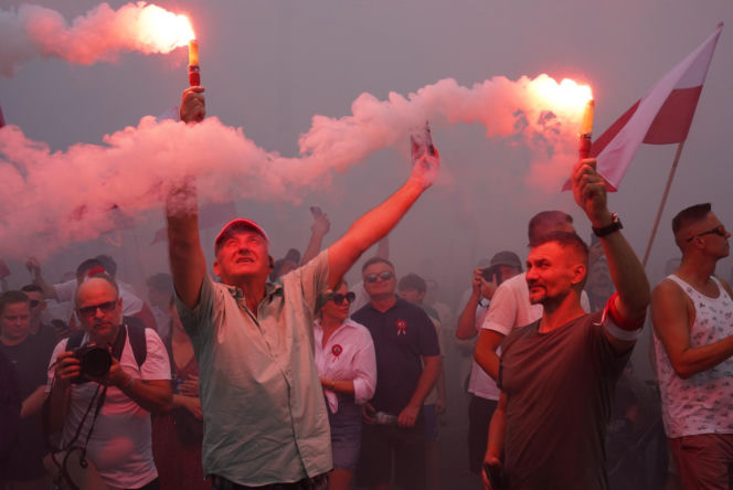Ten widok przyciągał wzrok podczas Godziny "W". Mężczyzna z flagą na dachu wieżowca