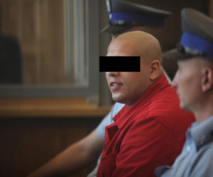 Jedną ręką podawał kwiaty, drugą zadźgał ukochaną. Daria zginęła na schodach szkoły