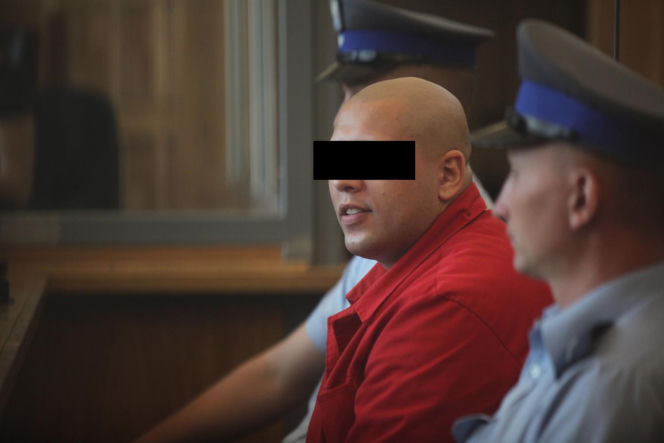 Jedną ręką podawał kwiaty, drugą zadźgał ukochaną. Daria zginęła na schodach szkoły