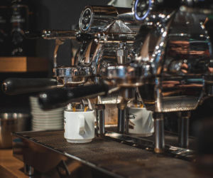 Słynna sieć kawiarni na progu upadłości. Właściciel chce ją sprzedać