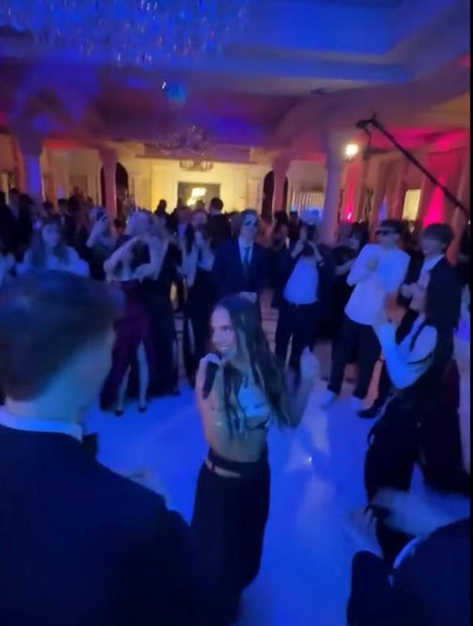 Blanka wpadła na studniówkę. W takim stroju wystąpiła. Odpowiednio do okazji?