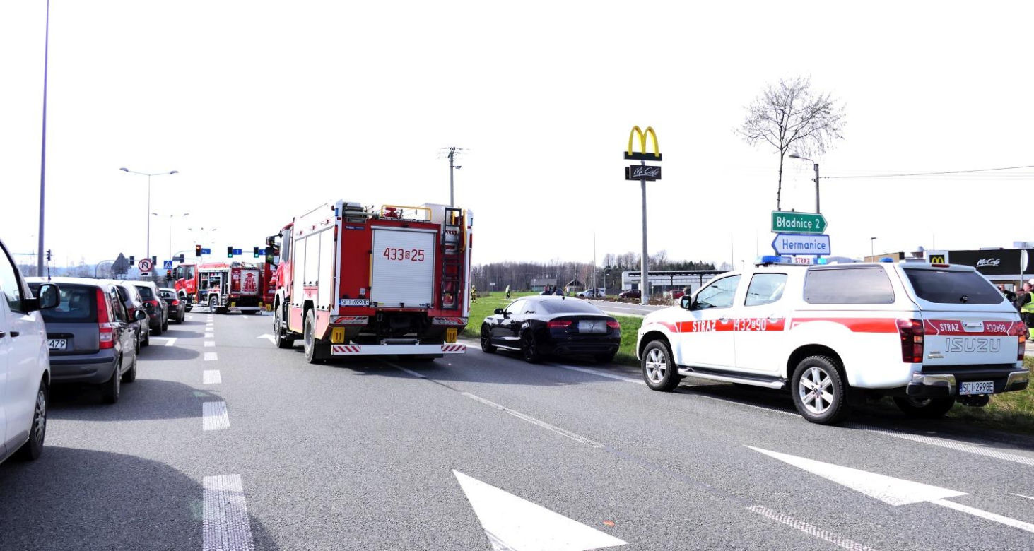 Ustroń. Znany biznesmen zginął w wypadku. Jego mercedes huknął w tira i wyleciał w powietrze. Wśród poszkodowanych kobieta w ciąży [ZDJĘCIA]