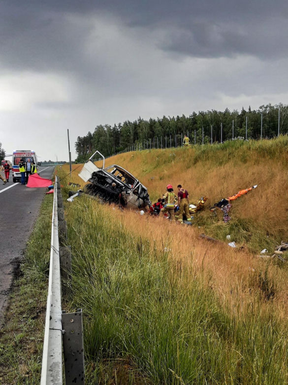 Dwóch mężczyzn nie żyje, kilku zostało rannych! Potworny wypadek busa na S7. Auto zostało zmasakrowane