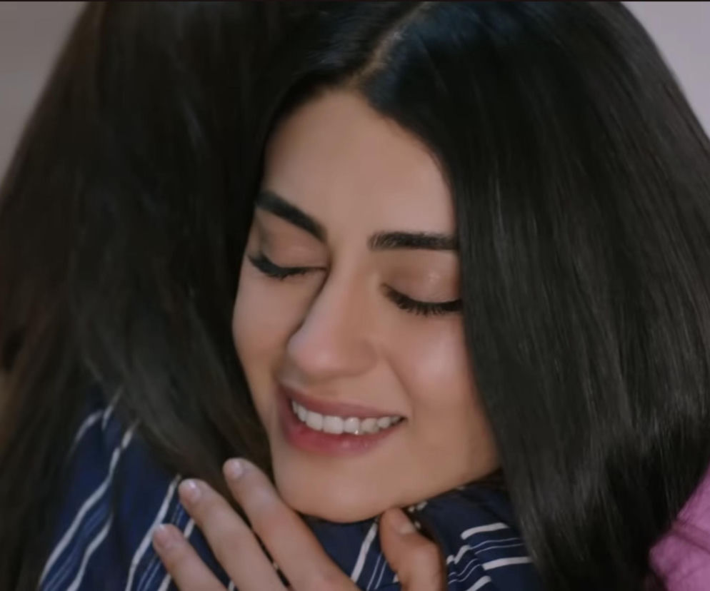 Hancer z zamkniętymi oczami i szerokim uśmiechem, przytula się do innej osoby, wyrażając ulgę i radość z powrotu Cemila do zdrowia, co jest kluczowym momentem w serialu Panna młoda, o czym przeczytasz na Super Seriale.