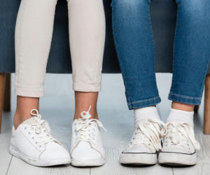 Wsyp do bębna pralki i włóż białe sneakersy. Po chwili szary nalot i żółte ślady zniknął. Sposób na pranie białych butów