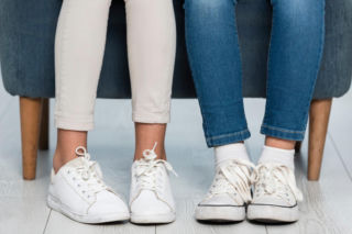 Białe sneakersy znów mogą wyglądać jak nowe. Wystarczy jeden składnik z kuchennej szafki