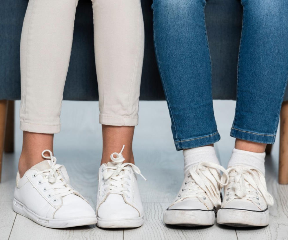 Wsyp do bębna pralki i włóż białe sneakersy. Po chwili szary nalot i żółte ślady zniknął. Sposób na pranie białych butów