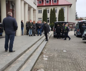 Zaszlachtował żonę i rzucił się z balkonu. Wzruszający list dzieci nad trumnami rodziców. Relacja z uroczystości 