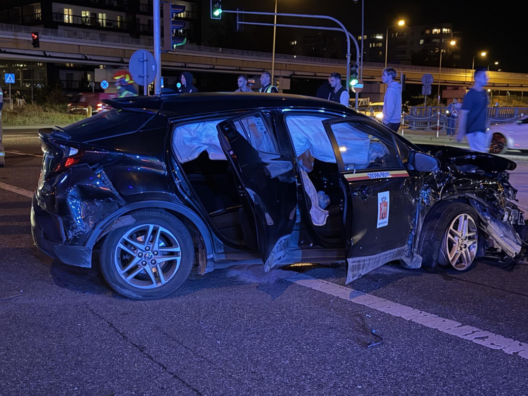 Dramatyczny wypadek na S8. BMW wylądowało na barierze