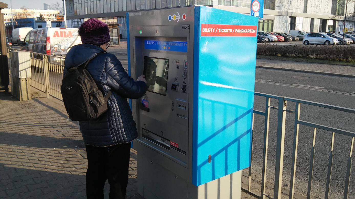 Nowe biletomaty w tramwajach, autobusach i na przystankach