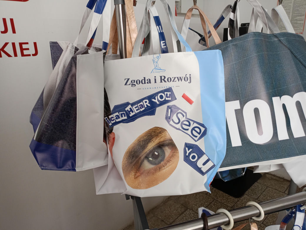 Niektóre ekotorby i kosmetyczki szyte w siedleckim CIS-ie z bannerów wyborczych zostaną zlicytowane na rzecz siedleckiego hospicjum dziecięcego