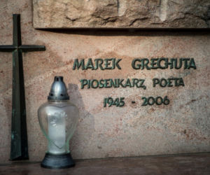 Kraków pamięta. Na grobie Marka Grechuty zawsze palą się znicze. Jeden szczegół jego grobu chwyta za serce