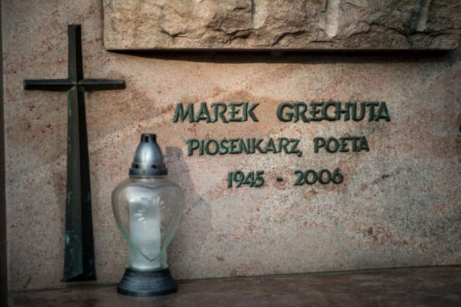 Kraków pamięta. Na grobie Marka Grechuty zawsze palą się znicze. Jeden szczegół jego grobu chwyta za serce