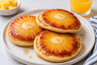 Odwrócone pancakes z ananasem smakują jak marzenie. A robi się je w kilkanaście minut