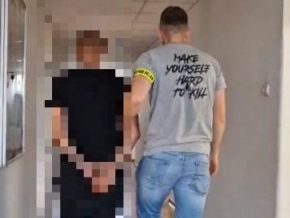 Groził znajomemu pałką teleskopową i wybił szybę