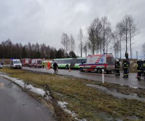 Łyski. Wypadek autobusu pod Białymstokiem. 9 osób rannych. Do szpitala trafiło 3 dzieci