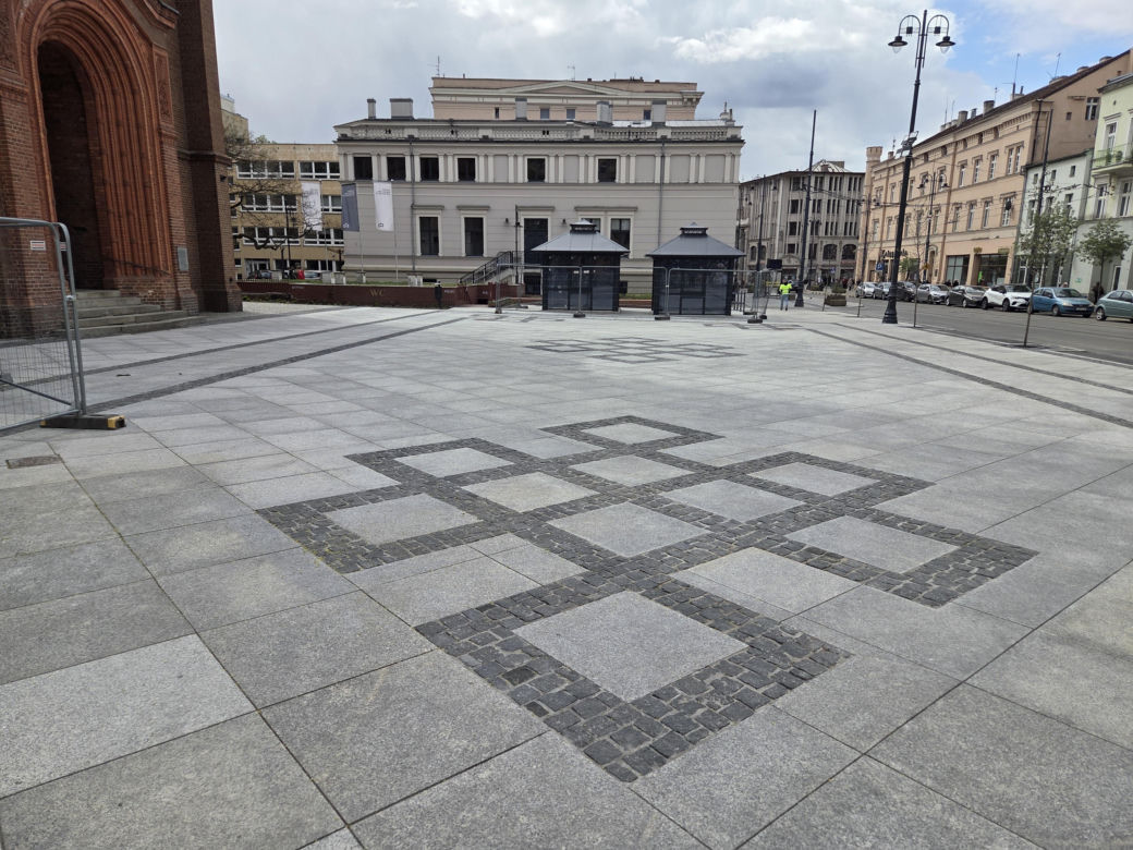 Nowe oblicze placu Wolności. Kwiaciarnie już zamontowane, koniec prac coraz bliżej