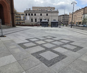 Nowe oblicze placu Wolności. Kwiaciarnie już zamontowane, koniec prac coraz bliżej