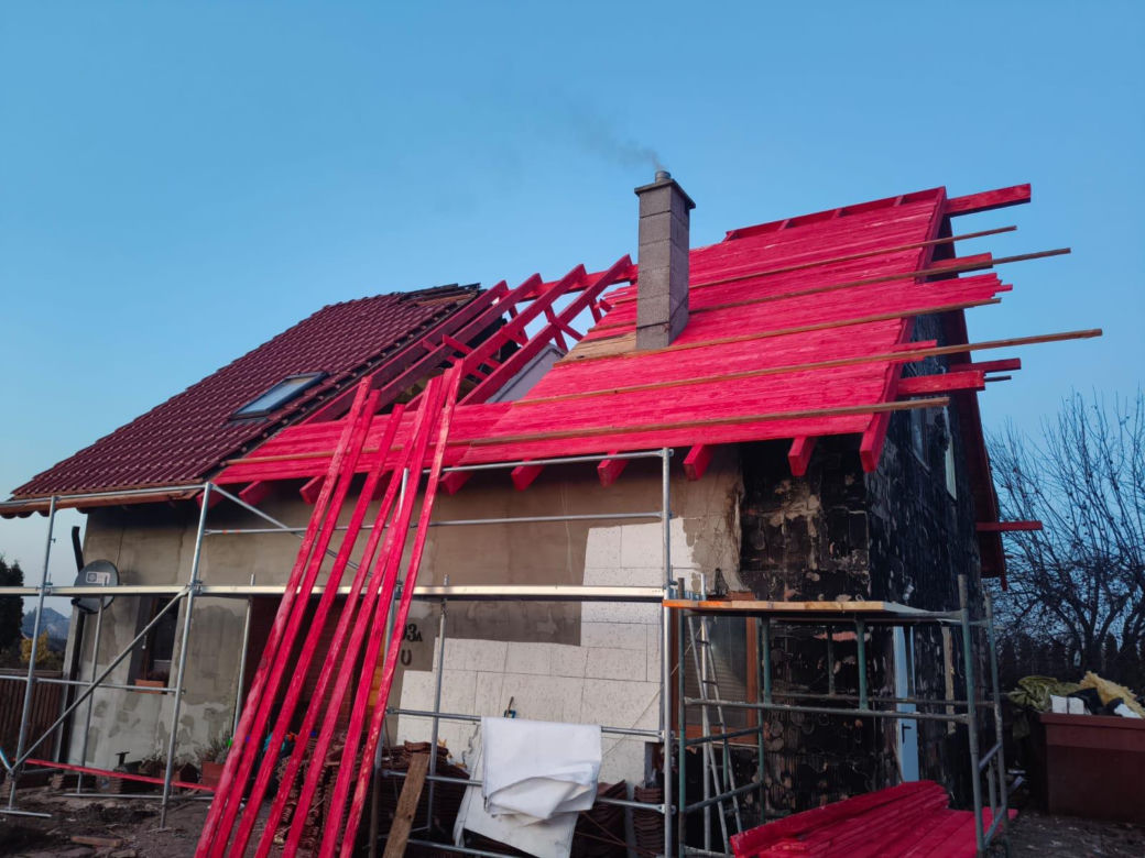 Dom Państwa Wysockich po pożarze - pierwsze prace to remont dachu