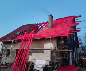 Dom Państwa Wysockich po pożarze - pierwsze prace to remont dachu