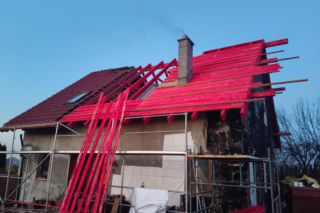 Dom Państwa Wysockich po pożarze - pierwsze prace to remont dachu