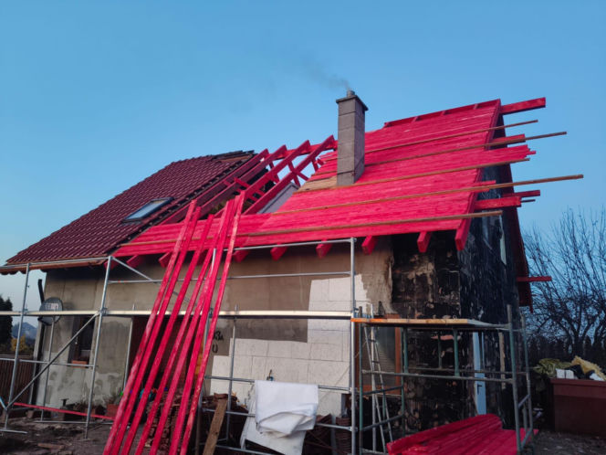 Dom Państwa Wysockich po pożarze - pierwsze prace to remont dachu