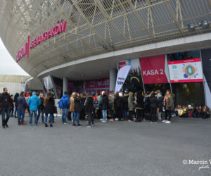 Justin Bieber w Krakowie. Tłumy fanek wyczekiwały gwiazdy przed Tauron Areną [GALERIA]