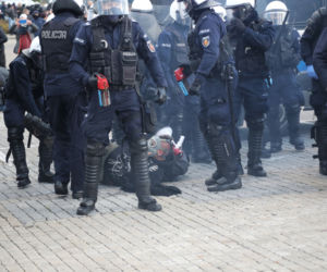 Protest antycovidowców i przedsiębiorców na Placu Defilad