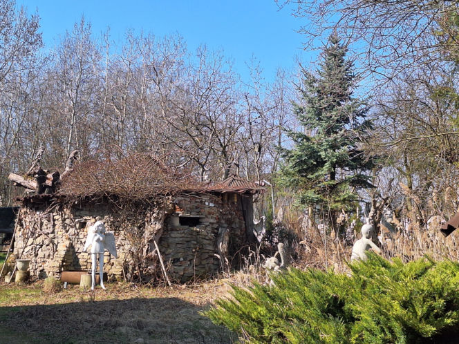 Surrealistyczne rzeźby zdobią ogród. Budzą niepokój i ciekawość