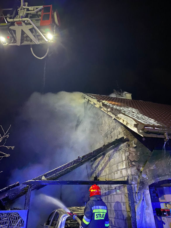 Pożar garażu i budynku w Cierpicach pod Toruniem. 10 zastępów straży w akcji