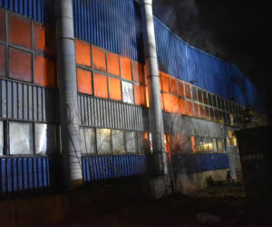 Ogromny pożar na Okopowej w Łodzi. Dogaszanie ognia w składzie makulatury trwa od kilku godzin