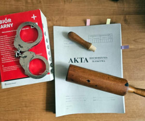 Rzuciła się na młodszą kobietę partnera. W ruch poszedł wałek do ciasta