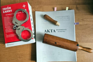 Rzuciła się na młodszą kobietę partnera. W ruch poszedł wałek do ciasta