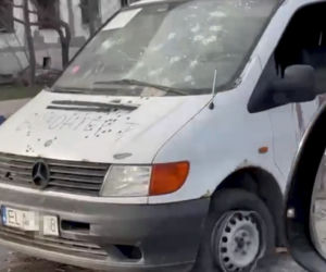 Mercedes z rejestracją z Łódzkiego dojechał do Mariupola. Auto ostrzelane