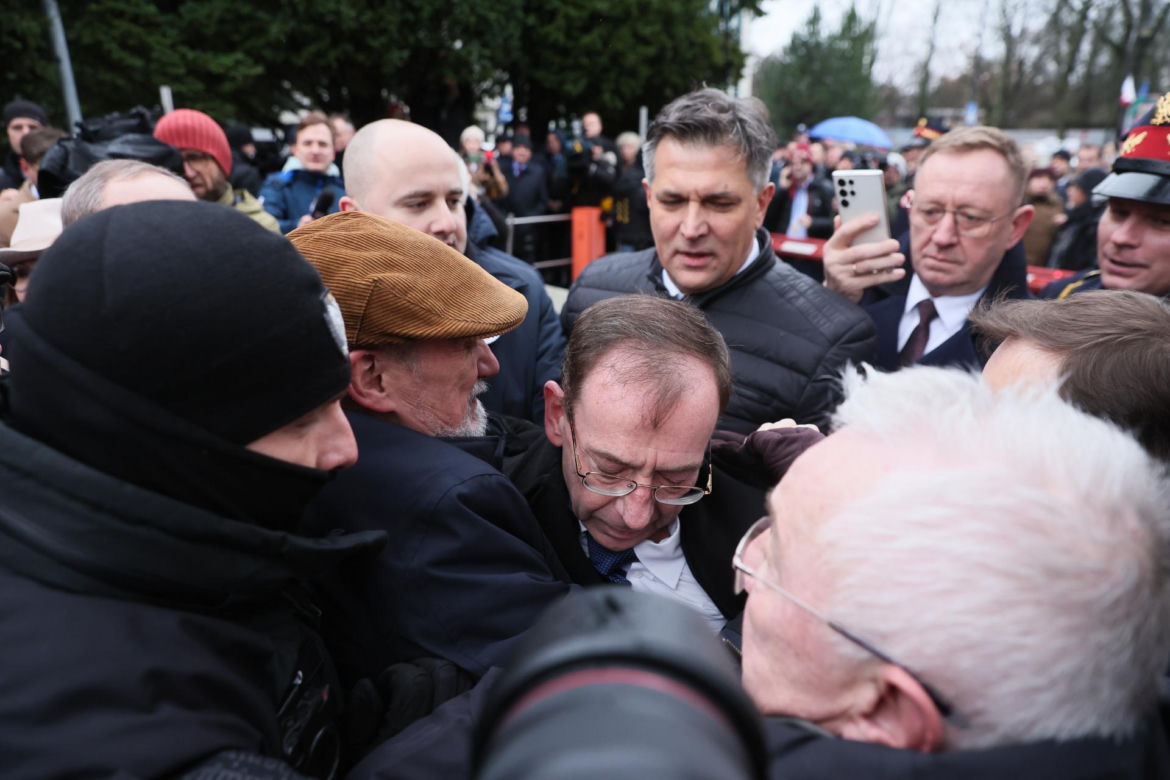 Przepychanki przed Sejmem. Wąsik i Kamiński przed zamkniętymi drzwiami 